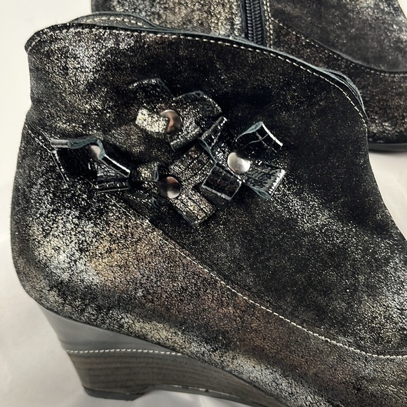 Un Tour En Ville Black Patent & Metallic Wedge Booties - Picture 2 of 8